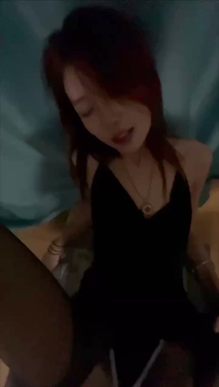 06广艺的女大，在学校是御姐女生，私底下是让爸爸使劲操她的母狗，每次都要求她换上黑丝袜然后被我撕开按在任何角落里操，特别会夹每次都不允许爸爸拔出去，必须骚穴里才满足，下次拍一字#露脸 #嫩妹 #反差 #母狗 #私拍泄密 #原相机 图片 1